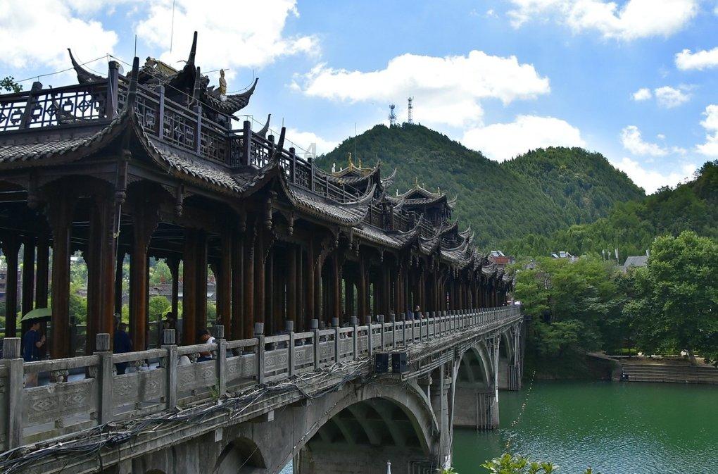 第八代五粮液出厂价上调，龙年生肖酒大卖引爆春节市场
